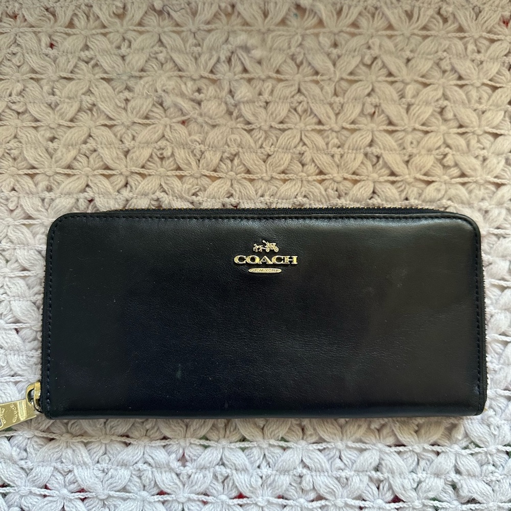 Authentic Coach Full Size Wallet in Navy Blue Leather, EXCELLENT Condition!